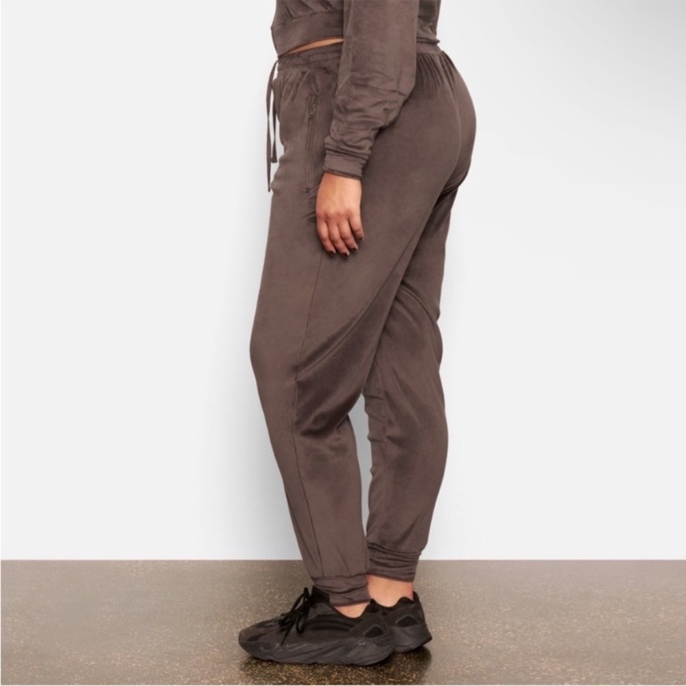 SKIMS Velour Joggers Pants ~ Size Medium - Picture 2 of 9